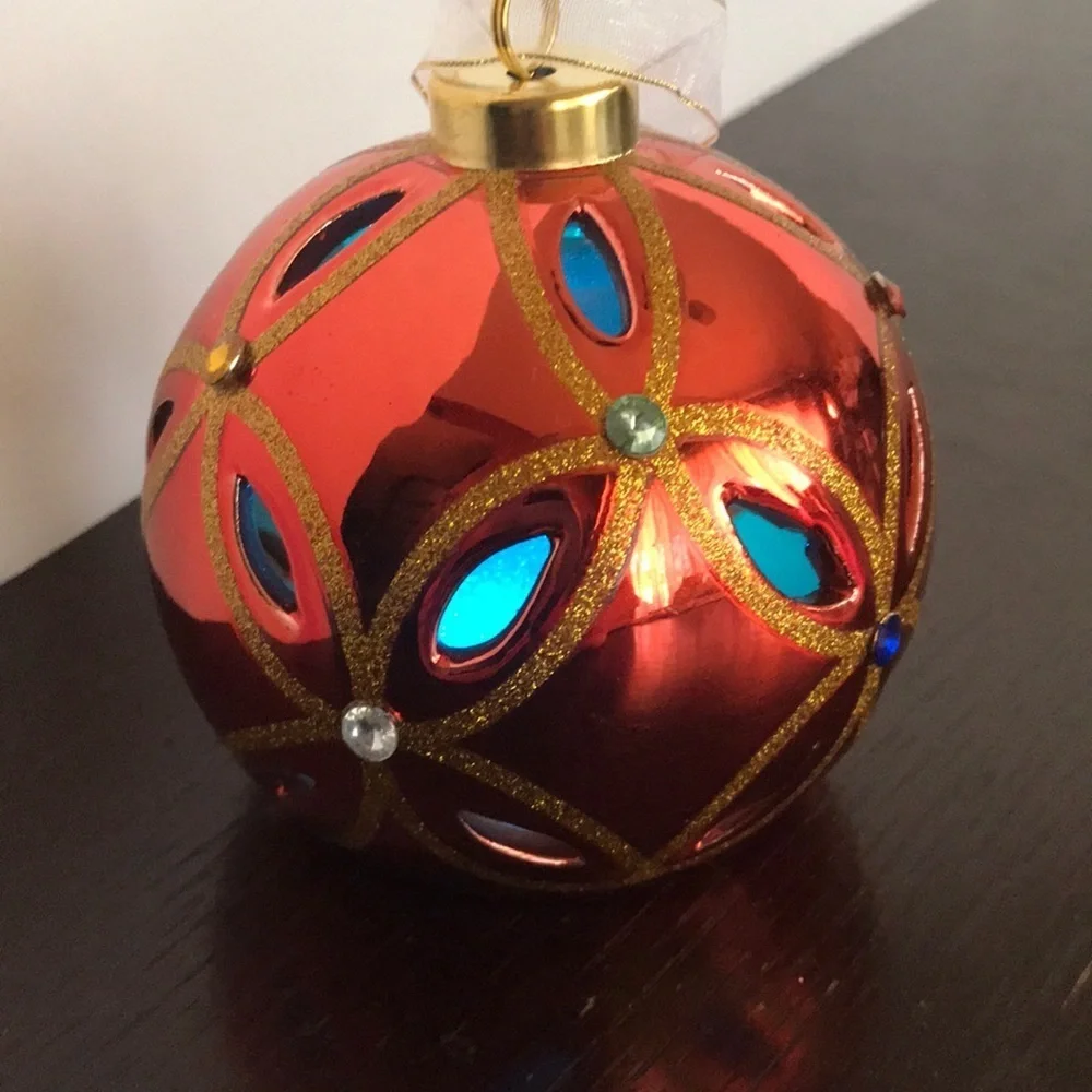 Color-changing holiday decor lighted bulb